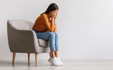 عقب افتادن پریود به دلیل استرس؛ چند روز تأخیر طبیعی است و چه زمانی باید نگران شد؟