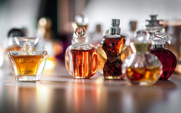 عطر گرمی چنده؟ قیمت اسانس 10 ادکلن معروف
