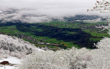 بهار و زمستان در منطقه ای زیبا در کشور سوئیس