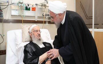 روحانی از آیت‌الله مکارم شیرازی عیادت کرد