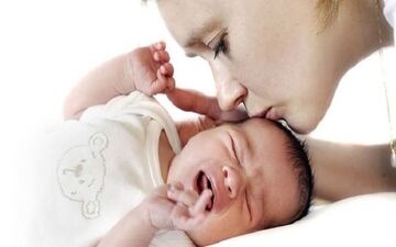 کولیک نوزادان: نشانه‌ها، علل و نکاتی برای والدین