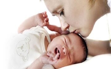 کولیک نوزادان: نشانه‌ها، علل و نکاتی برای والدین