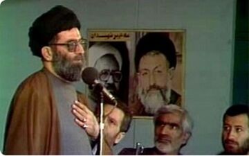 لحظه انفجار بمب در نماز جمعه تهران به امامت آیت الله خامنه‌ای + فیلم