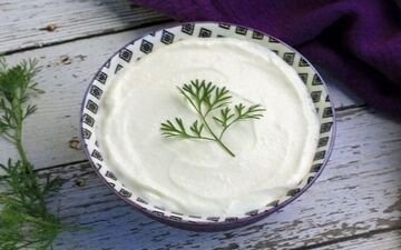 طرز تهیه خامه ترش | پرکاربردترین ماده اولیه برای انواع سس ها