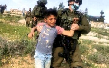 
اسرائیل از کودک فلسطینی به عنوان سپر انسانی استفاده کرده است