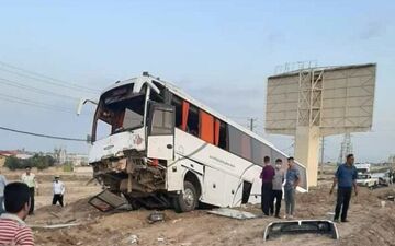 برخورد اتوبوس با وانت نیسان در محور قزوین–تهران / ۲۲ نفر دچار حادثه شدند