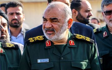 فرمانده کل سپاه پاسداران انقلاب اسلامی از مناطق سیل زده شرق استان هرمزگان بازدید کرد