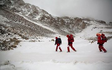 اعزام گروه ارزیاب سانحه هوایی به قله پازن پیر / فرانسوی ها وارد یاسوج شدند +عکس