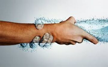 چرا ممکن است با وجود نوشیدن آب، باز هم احساس کم‌آبی داشته باشیم؟