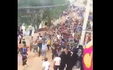پایکوبی و شعرخوانی جوانان عرب خوزستان هنگام مقابله با سیل +فیلم 