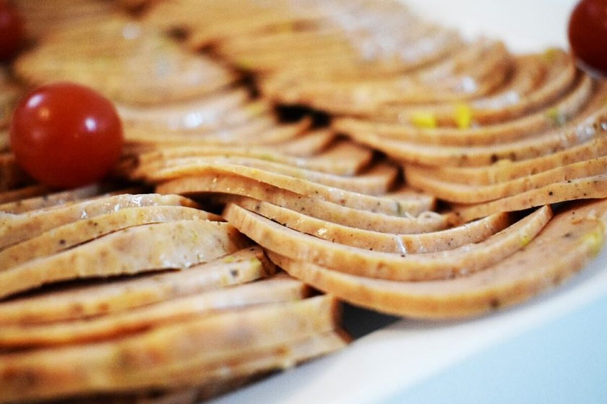مصرف سوسیس و ژامبون احتمال ابتلا به سرطان را بیشتر می‌کند