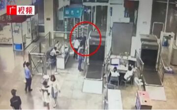 خروج ناگهانی کودک از داخل دستگاه ایکس ری ایستگاه قطار! +فیلم 