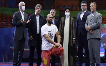آیت‌الله رئیسی بازوبند پهلوانی را بر بازوی جابر صادق‌زاده بست