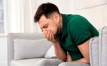 خوراندن هر ماده‌ای به فرد دچار مسمومیت خطرناک است
