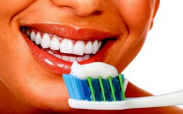 به هیچ عنوان مسواک نزنید! | ضررهای باورنکردنی مسواک پلاستیکی فاش شد +ویدئو