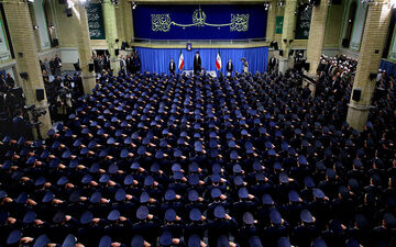 فرماندهان و جمعی از کارکنان نیروی هوایی ارتش با رهبر انقلاب دیدار می‌کنند