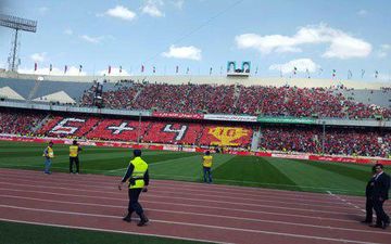 حضور هواداران پرسپولیس با لباس رضاییان/ پسر و پدر نوروزی هم آمدند + عکس 