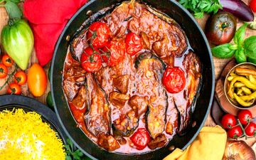 تجربه طعم اصیل خورشت گوجه بادمجان: طعمی به یاد ماندنی در منزل | فیلم