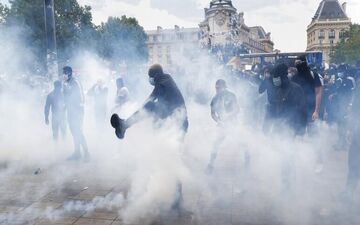 شلیک گاز اشک‌آور به تجمع کارمندان بخش بهداشت و درمان فرانسه