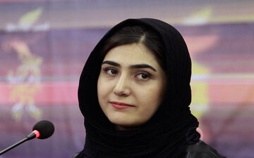 باران کوثری و کشف حجاب؟!|جنجال کشف حجاب باران کوثری با موهای هفت رنگ در مراسم مرحوم حسام محمودی
