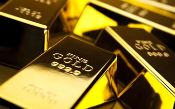 سقوط طلای جهانی در پی تقویت دلار و سیاست‌های آمریکا