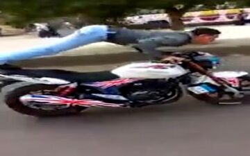 عاقبت شنا رفتن روی موتورسیکلت 