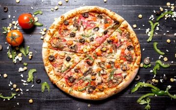 طرز تهیه پیتزا مخلوط خانگی و خوشمزه + نکات تکمیلی