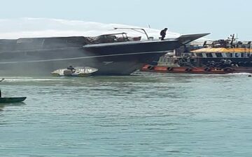 آتش‌سوزی لنج در بندر گناوه پس از ۱۶ ساعت مهار شد