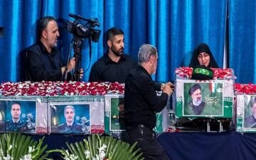 گریه های دختر سردار سلیمانی بر سر تابوت شهید رییسی

