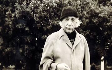 عکس / اینشتین در حال سخنرانی درباره نظره نسبیت؛ ۱۰۴ سال پیش