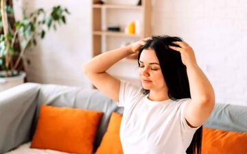 ۸ راهکار طلایی برای جلوگیری از پیری مو و حفظ شادابی آن