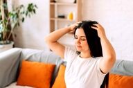 ۸ راهکار طلایی برای جلوگیری از پیری مو و حفظ شادابی آن