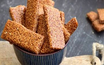 حلوای کنجد فوق العاده خوشمزه و مقوی رو این طوری درست کن!