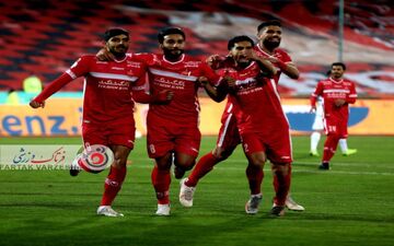 انتقاد بازیکن پیشین پرسپولیس از مدیران قبلی: جلوی در باشگاه، لبوفروشی هم می‌کردند می‌توانستند درآمدزایی کنند 