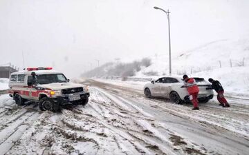  صدها خودرو در این استان گرفتار کولاک و برف شدند 