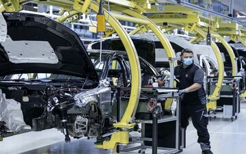 سازمان برنامه و بودجه مأمور حل‌وفصل سهام در وثیقه خودروسازان شد