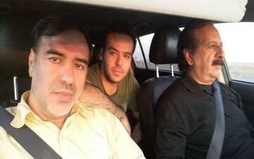 عکس/ عزیمت کارگردان معروف به مناطق زلزله زده