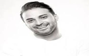 تیپ بابک جهانبخش و همسرش در یک گالری