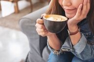کشف ارتباط یک نوشیدنی پرطرفدار با کاهش خطر سرطان روده بزرگ


