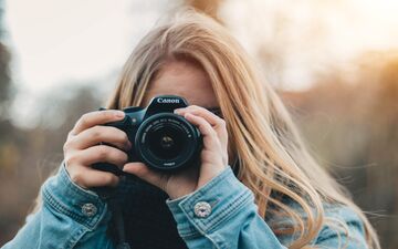 چگونه عکس های زیباتری بگیریم؟ ترفندهایی که کمک می کنند خوش عکس باشید
