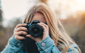 چگونه عکس های زیباتری بگیریم؟ ترفندهایی که کمک می کنند خوش عکس باشید
