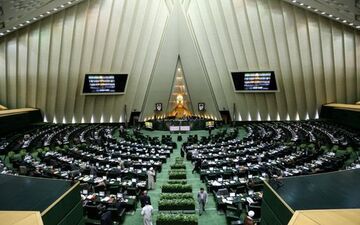 حاشیه‌های امروز مجلس /از عکاسی تعدادی از نمایندگان از آخوندی تا قرائت اشتباه نام نمایندگان