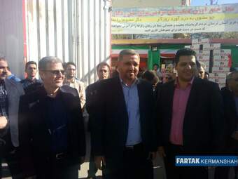 گزارش تصویری از حضور وزیر صمت در محل جمع آوری کمک های مردمی به سیل زدگان