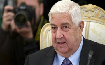 اعطای نشان عالی بشار اسد به ولید معلم