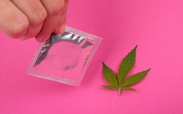 ماری جوانا روی رابطه جنسی تاثیر میذاره؟ فوایدش بیشتره یا عوارضش؟