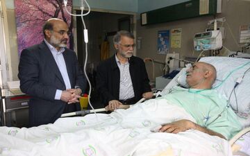رئیس رسانه ملی به عیادت کارگردان مشهور رفت