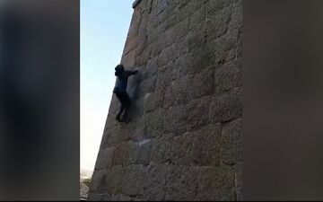 صعود با دست خالیِ مرد میمون نما به بالای قلعه