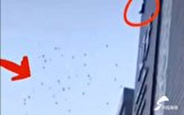 حاتم بخشی مرد چینی از بالای پشت بام خانه‌اش! 