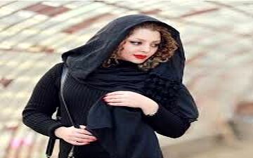 حضور بازیگر زن برای تماشای بازی فوتبال هنرمندان استقلال و پرسپولیس