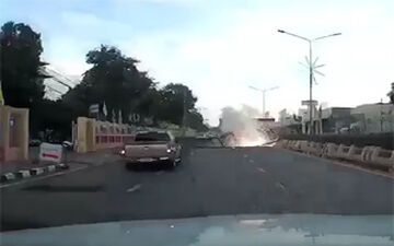 فیلم لحظه سقوط و انفجار دکل برق